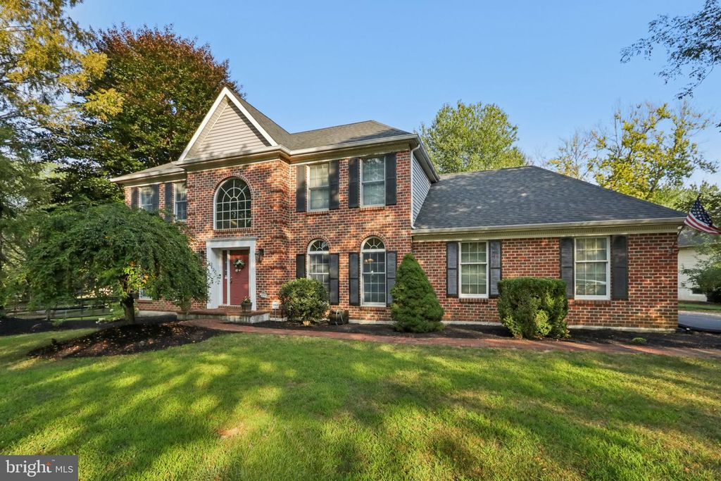 2454 DUBONNET DR, Macungie, PA 18062