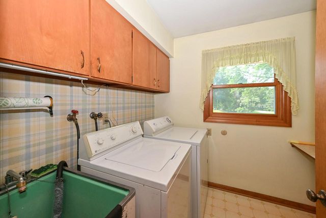 8081 Fielding LANE, Greendale, WI 53129