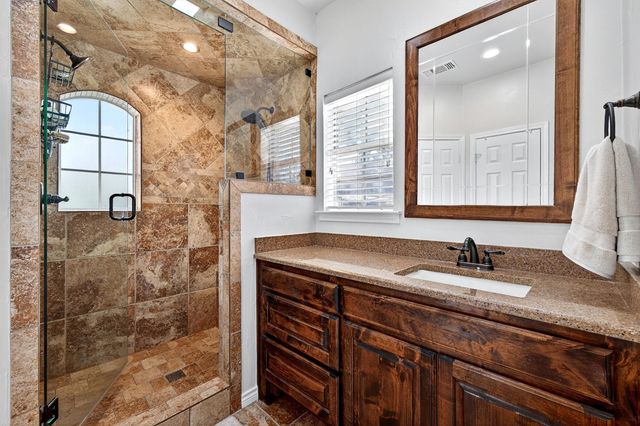 100 Mohawk Cove, Lake Kiowa, TX 76240