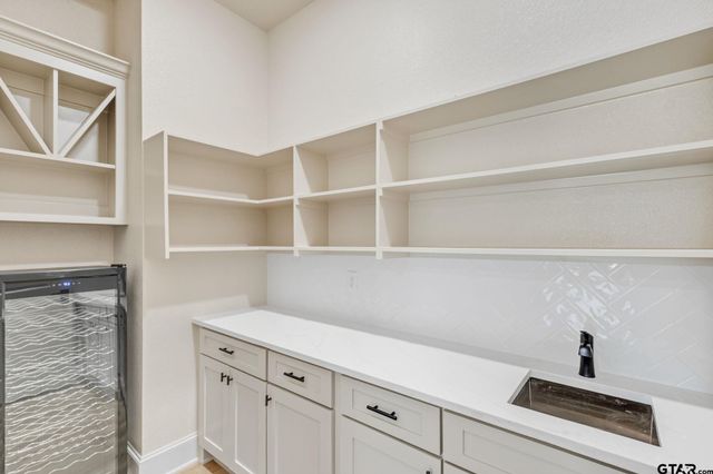 16618 Meadow Crest Dr, Lindale, TX 75771