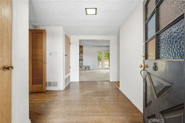 19607 Bryant, Northridge, CA 91324