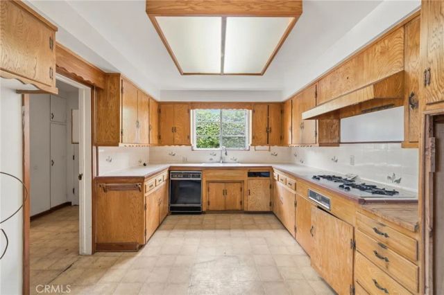 19607 Bryant, Northridge, CA 91324