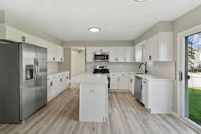731 Roaring Brook Lane, Algonquin, IL 60102