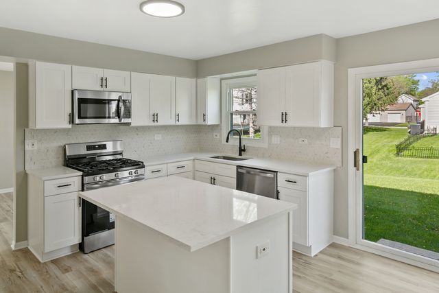 731 Roaring Brook Lane, Algonquin, IL 60102