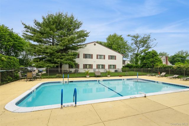 615 Broadway 57, Amityville, NY 11701