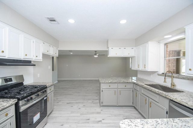 1202 Dwinnell Street, Baytown, TX 77520