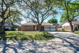 1202 Dwinnell Street, Baytown, TX 77520