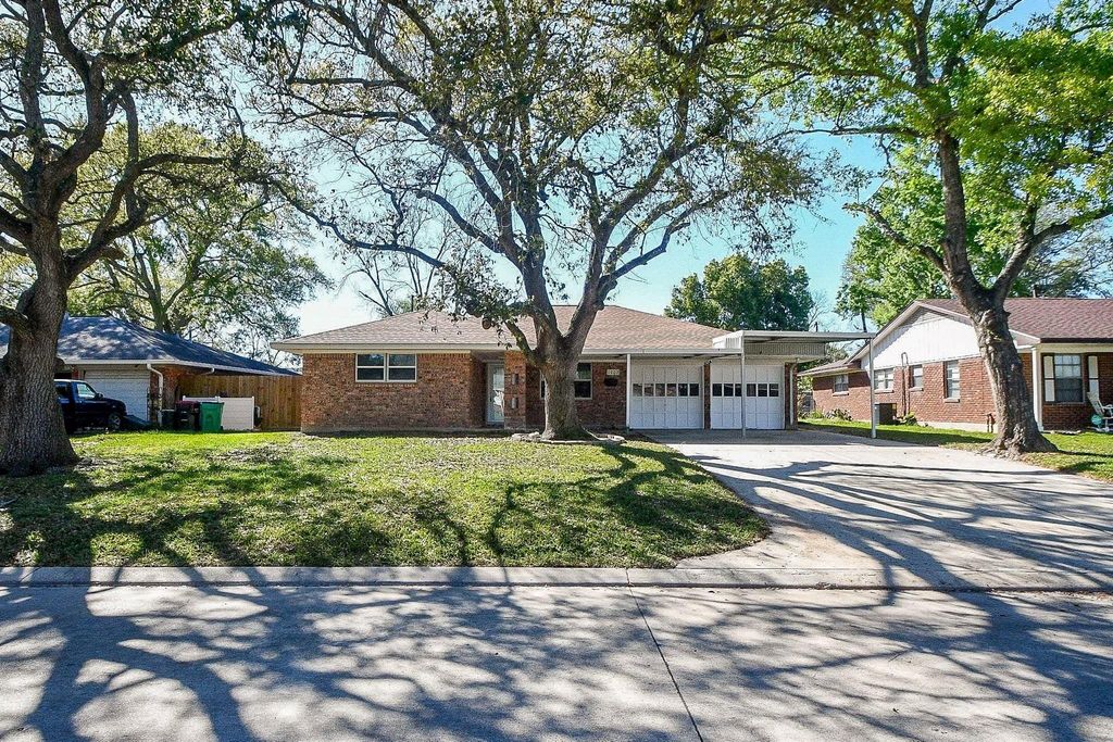 1202 Dwinnell Street, Baytown, TX 77520