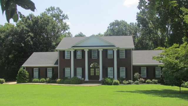 1192 Austin Cir, Lawrenceburg, TN 38464