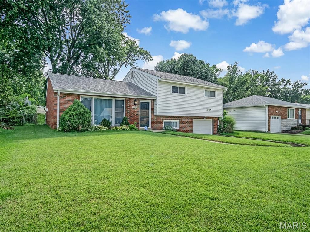 3608 Apple Orchard Lane, St Louis, MO 63125