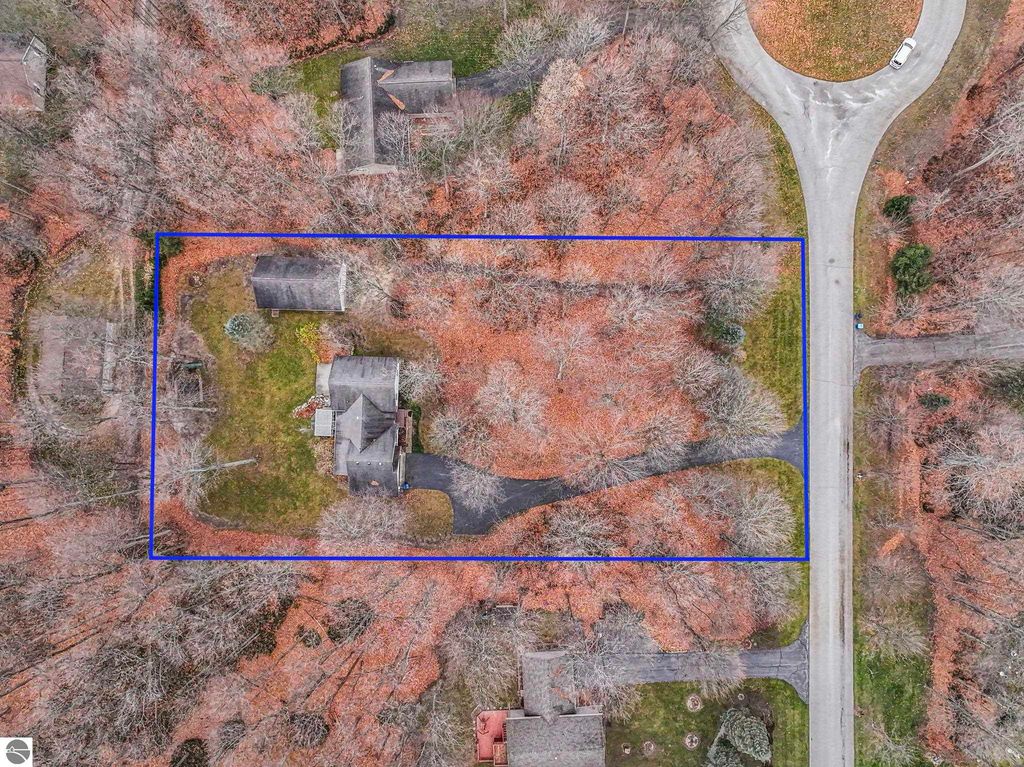 Image 5 of property listing at 9685 Woodys Run, Traverse City, MI 49684