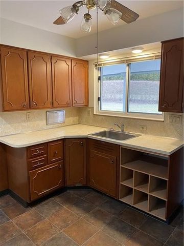 1720 Valley View Rd, Hermitage, PA 16148