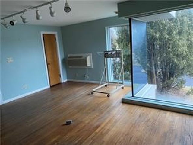 1720 Valley View Rd, Hermitage, PA 16148