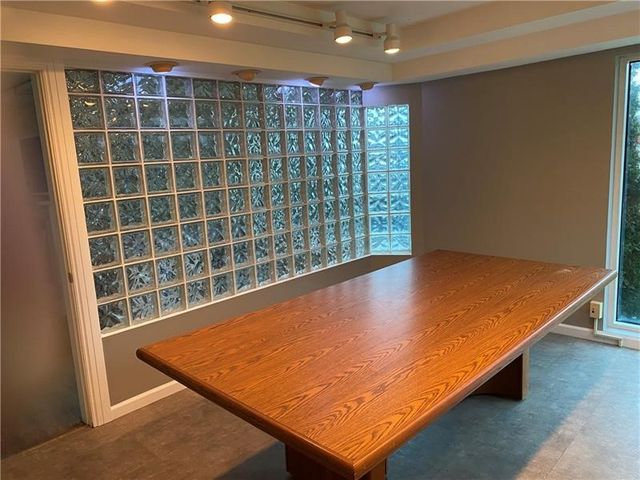 1720 Valley View Rd, Hermitage, PA 16148