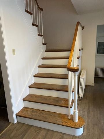 1720 Valley View Rd, Hermitage, PA 16148