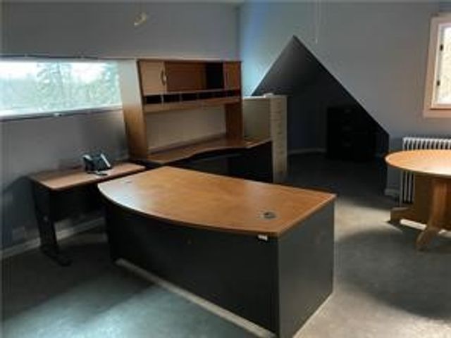 1720 Valley View Rd, Hermitage, PA 16148