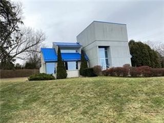 1720 Valley View Rd, Hermitage, PA 16148