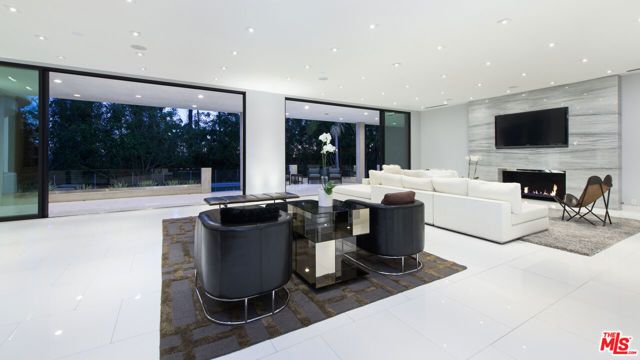 900 N HILLCREST Road, Beverly Hills, CA 90210