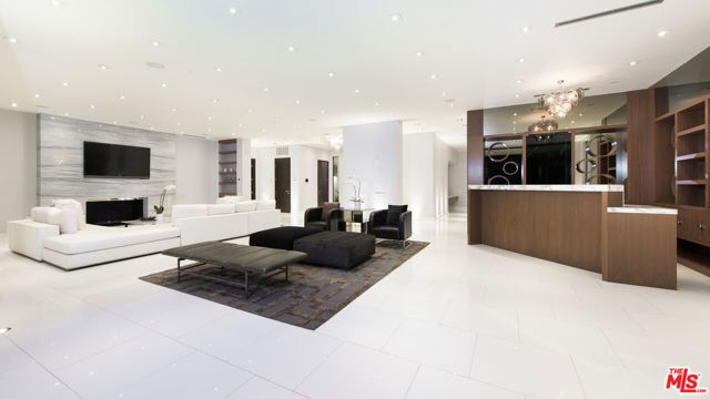 900 N HILLCREST Road, Beverly Hills, CA 90210