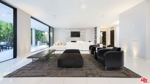 900 N HILLCREST Road, Beverly Hills, CA 90210