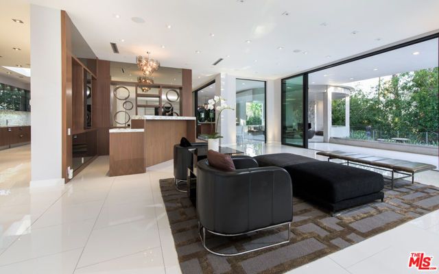 900 N HILLCREST Road, Beverly Hills, CA 90210