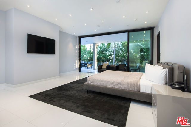 900 N HILLCREST Road, Beverly Hills, CA 90210