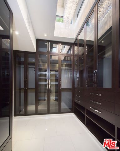 900 N HILLCREST Road, Beverly Hills, CA 90210