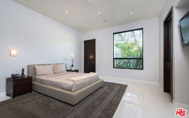900 N HILLCREST Road, Beverly Hills, CA 90210