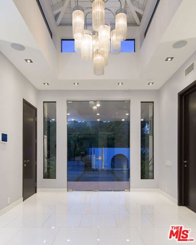 900 N HILLCREST Road, Beverly Hills, CA 90210