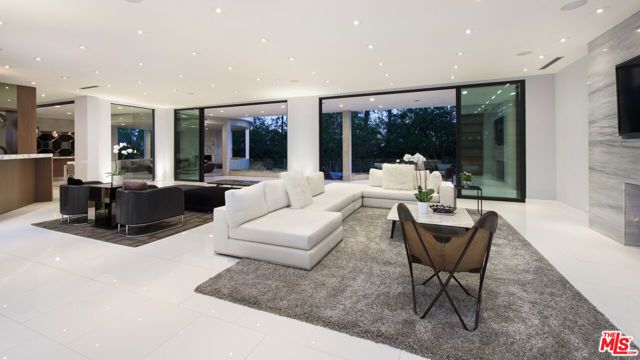 900 N HILLCREST Road, Beverly Hills, CA 90210