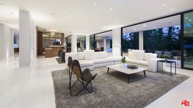 900 N HILLCREST Road, Beverly Hills, CA 90210