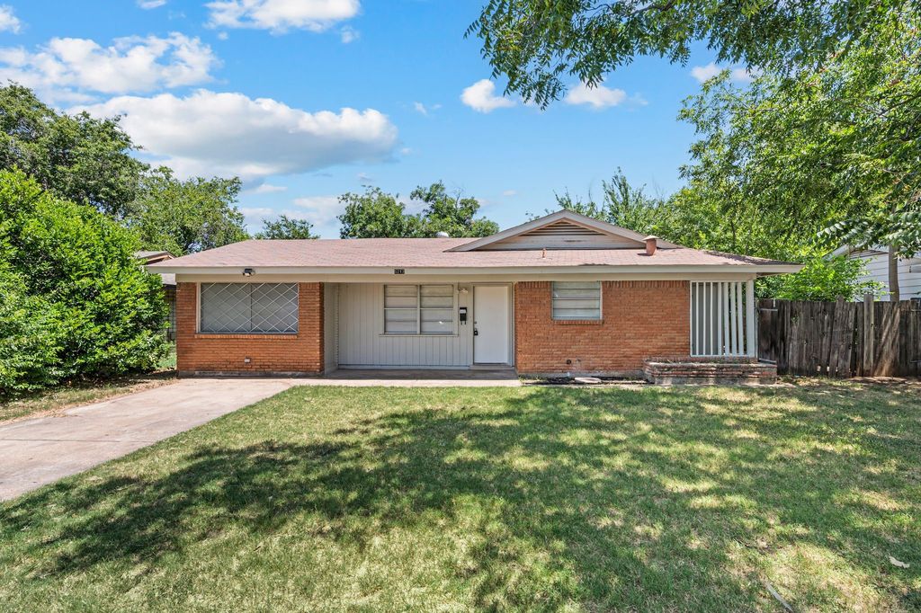5213 Santa Rosa Drive, Haltom City, TX 76117
