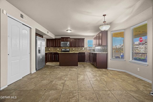 11365 W RANCH Court, El Paso, TX 79934
