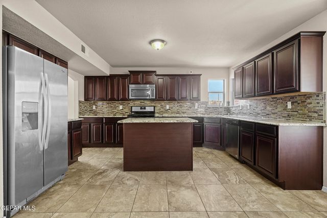11365 W RANCH Court, El Paso, TX 79934