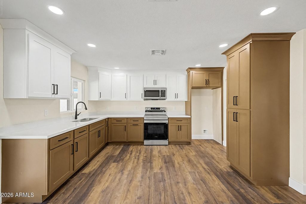 7750 W CLARENDON Avenue, Phoenix, AZ 85033 — photo 2