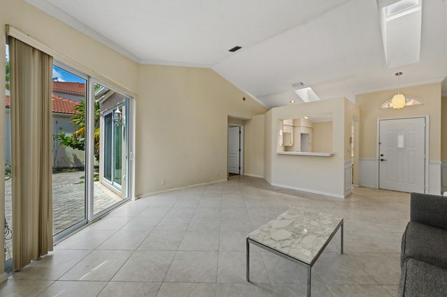15 Via Carrara, Palm Beach Gardens, FL 33418