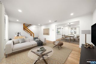 31 Hooks Lane, Edgewater, NJ 07020