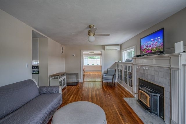 10 Richards Rd, Weymouth, MA 02189