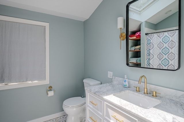 10 Richards Rd, Weymouth, MA 02189