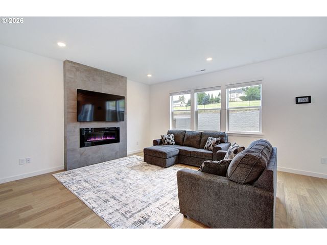 1119 W 15TH St, La Center, WA 98629