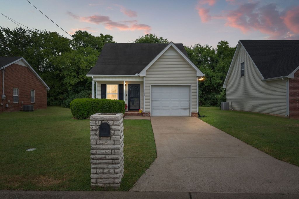 1140 Eastwoods Dr, Murfreesboro, TN 37130