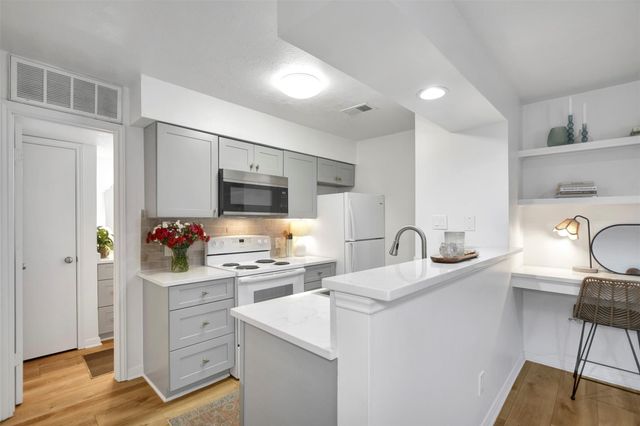 2401 Sycamore Avenue D9, Huntsville, TX 77340