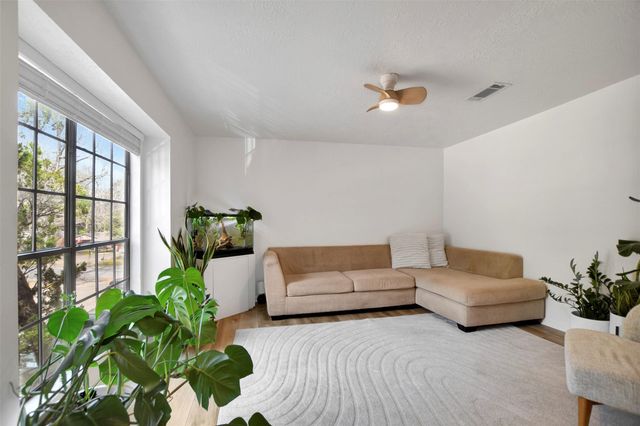 2401 Sycamore Avenue D9, Huntsville, TX 77340