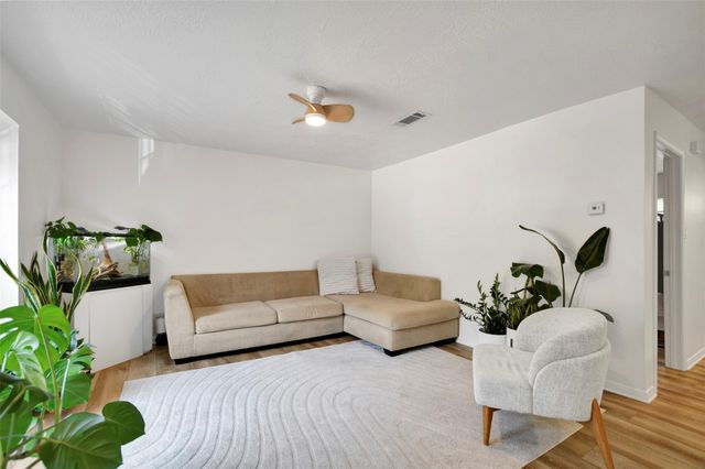 2401 Sycamore Avenue D9, Huntsville, TX 77340