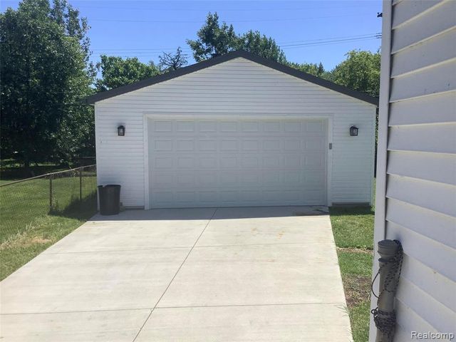 22124 Violet Street, Saint Clair Shores, MI 48082