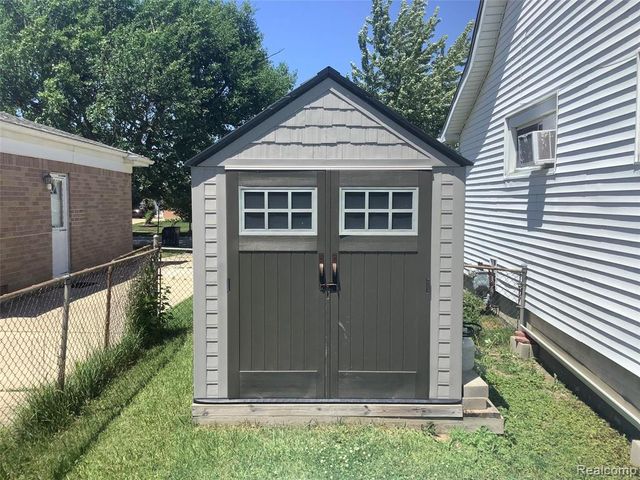 22124 Violet Street, Saint Clair Shores, MI 48082