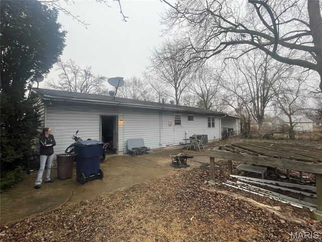 2052 Aristocrat Drive, Florissant, MO 63031