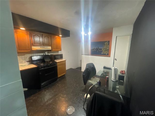 2052 Aristocrat Drive, Florissant, MO 63031