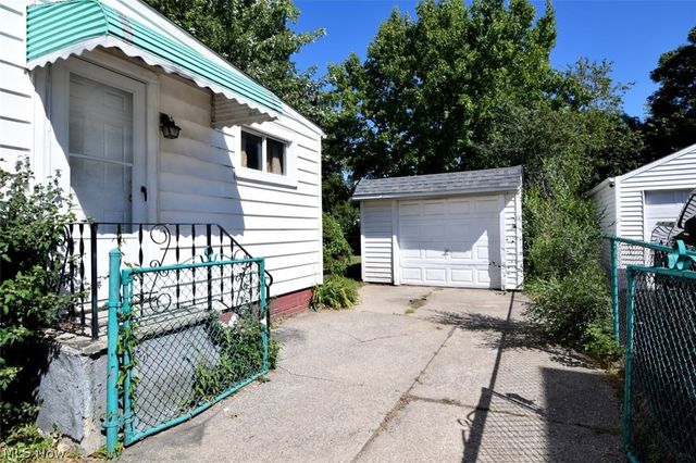 1427 E 252nd Street, Euclid, OH 44117