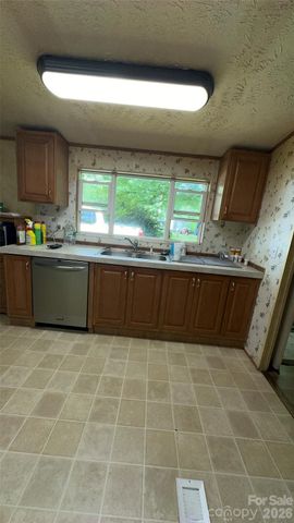 294 E Lester Lane, Hendersonville, NC 28739